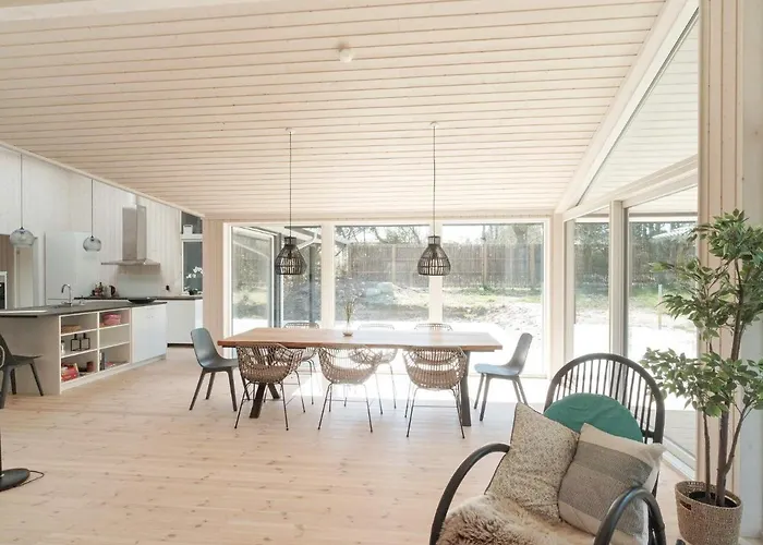 度假居 8 Person In *